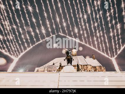 centre-ville de cluj-napoca avec statue du roi Matthias et église Saint Michael et lumières de Noël, Roumanie Banque D'Images