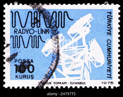 MOSCOU, RUSSIE - 25 OCTOBRE 2021: Timbre-poste imprimé en Turquie montre la poste et les télécommunications, timbres-poste définitifs, série, vers 1975 Banque D'Images