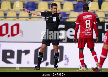 SINT-TRUIDEN, BELGIQUE - NOVEMBRE 21 : arbitre Erik Lambrechts lors du match de Jupiler Pro League entre Sint-Truidense VV et Royal Antwerp FC à Stayen le 21 novembre 2021 à Sint-Truiden, Belgique (photo de Joris Verwijst/Orange Pictures) Banque D'Images