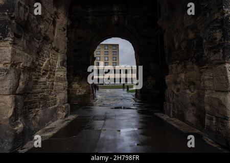 Porta Nigra, ou porte noire, est une grande porte romaine de la ville de Trèves, en Allemagne.Il fait partie des monuments romains du site du patrimoine mondial de l'UNESCO de Trèves Banque D'Images