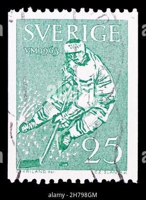 MOSCOU, RUSSIE - 25 OCTOBRE 2021 : timbre-poste imprimé en Suède montre WC Ice-hockey, série, vers 1963 Banque D'Images