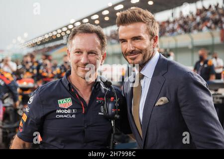 Doha, Qatar.21 novembre 2021.(De gauche à droite) : Christian Horner (GBR) Directeur de l'équipe Red Bull Racing avec David Beckham (GBR) ancien joueur de football sur la grille.21.11.2021. Championnat du monde de Formule 1, Rd 20, Grand Prix du Qatar, Doha, Qatar,Jour de la course.Le crédit photo doit être lu : images XPB/Press Association.Crédit : XPB Images Ltd/Alamy Live News Banque D'Images