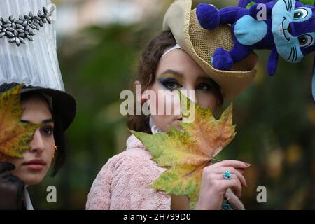 Des modèles présentent la collection de Pierre Garroudi lors du flash mob Fashion show du designer à Londres, Royaume-Uni Banque D'Images