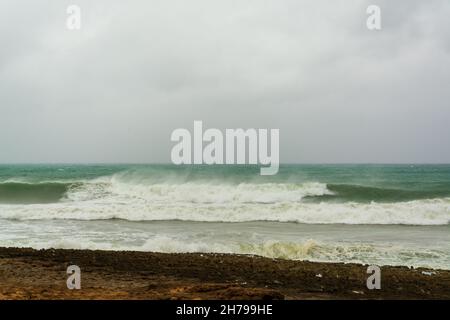 la couleur vert turquoise en colère rip massif d'une vague comme le baril roule le long de l'océan. les vagues sauvages livre le littoral de chabahar dans le temps de tempête w Banque D'Images