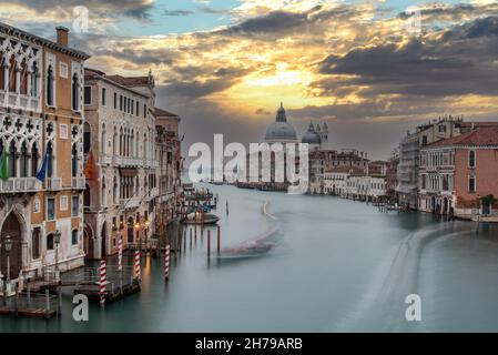 Vue sur le Canal Grande depuis le Ponte dell' Accademia en début de matinée, Venise, Italie Banque D'Images