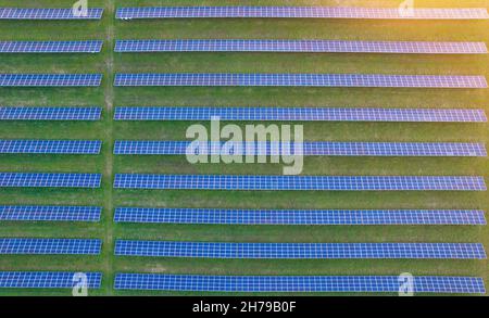 Centrale solaire d'un modèle de panneaux solaires pris d'en haut. Banque D'Images