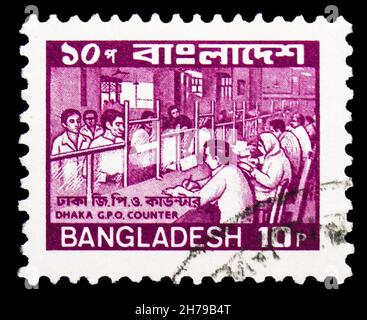 MOSCOU, RUSSIE - 25 OCTOBRE 2021 : le timbre-poste imprimé au Bangladesh montre Dhaka G.P.O.Comptoir, série des communications postales, vers 1983 Banque D'Images