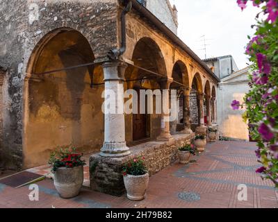 Entrée de l'église Santa Maria della Neve ou Santa Maria Maggiore à Sirmione, Italie avec Portico ou Arcade Banque D'Images