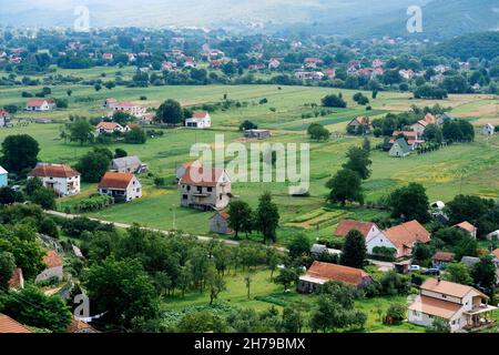 Champs dans un village près de Niksic.Monténégro Banque D'Images