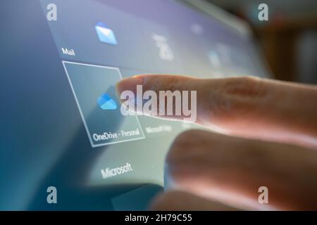 Bangkok, Thaïlande - 20 novembre 2021 : utilisateur d'ordinateur touchant sur Microsoft OneDrive, un service d'hébergement de fichiers développé par Microsoft. Banque D'Images