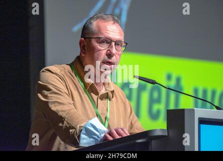 21 novembre 2021, Sarre, Saarbrücken: Ralph Nonninger, nouveau président d'Etat de Bündnis 90/Die Grünen Sarre, prend la parole lors de la réunion des délégués d'Etat.Photo: Harald Tittel/dpa Banque D'Images