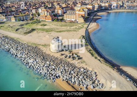 Tour Martello numéro 66 construite dans les années 1800 pour protéger contre la menace des forces napoléoniennes près d'Eastbourne à l'entrée de Sovereign Harbour, Banque D'Images