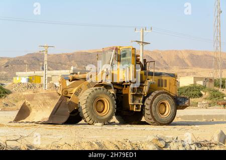 chabahar, iran 27 octobre 2021, gros chargeur frontal jaune ou bulldozer tout-en-un, vue latérale depuis un chargeur rouillé jaune stationné avec porte ouverte Banque D'Images