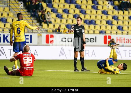 SINT-TRUIDEN, BELGIQUE - NOVEMBRE 21 : arbitre Erik Lambrechts lors du match de Jupiler Pro League entre Sint-Truidense VV et Royal Antwerp FC à Stayen le 21 novembre 2021 à Sint-Truiden, Belgique (photo de Joris Verwijst/Orange Pictures) Banque D'Images