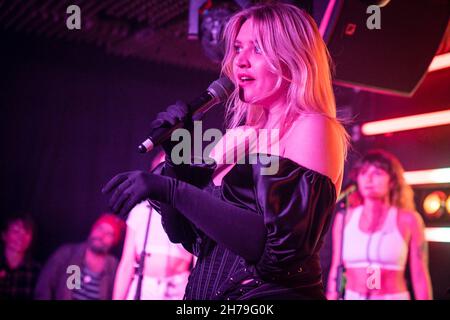 Brighton, Royaume-Uni.Patterns Brighton Nightclub, 20 novembre 2021.Photo de Self Esteem, un projet expérimental-pop, composé de la musicienne Rebecca Lucy Taylor en scène.© Andy Sturmey / Alamy Live News Banque D'Images