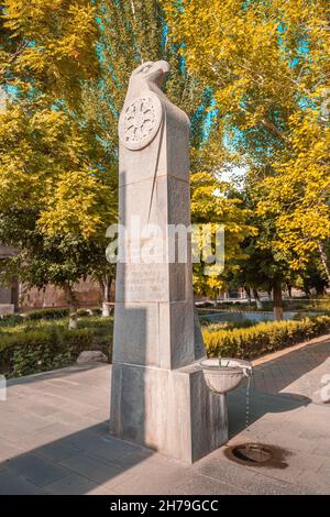 17 mai 2021, Vagharshagat, Arménie : une source d'eau sainte près du monastère de l'Etchmiadzin décoré d'une colonne couronnée d'un aigle. Banque D'Images