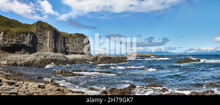 Le cap Stolbchaty est la principale attraction naturelle de l'île Kuril.Les formations spectaculaires de basalte en colonnes du Cap Stolbchaty sont classées au patrimoine mondial de l'UNESCO Banque D'Images