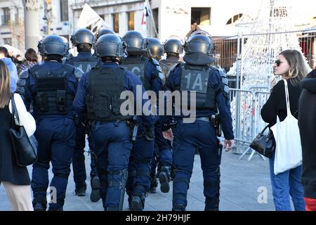 Marseille, France.20 novembre 2021.La police patrouille les rues pendant la manifestation.plus de 200 'Vêtes jaunes' (Gilets Jaunes en français) ont manifesté contre la carte de santé, la réforme des retraites et contre le gouvernement français en général.'Yellow Vests' ('Gilets Jaunes' en français) est un mouvement de protestation contre le gouvernement d'Emmanuel Macron.Crédit : SOPA Images Limited/Alamy Live News Banque D'Images