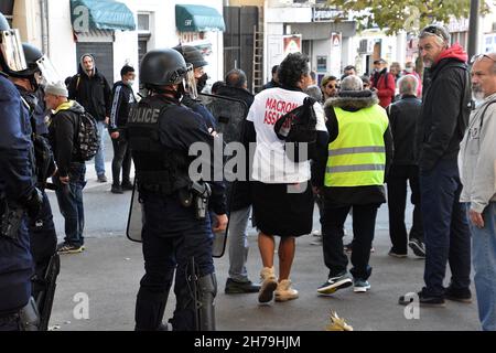 Marseille, France.20 novembre 2021.Plus de 200 'Vêtes jaunes' (Gilets Jaunes en français) ont manifesté contre la carte de santé, la réforme des retraites et contre le gouvernement français en général.'Yellow Vests' ('Gilets Jaunes' en français) est un mouvement de protestation contre le gouvernement d'Emmanuel Macron.Crédit : SOPA Images Limited/Alamy Live News Banque D'Images