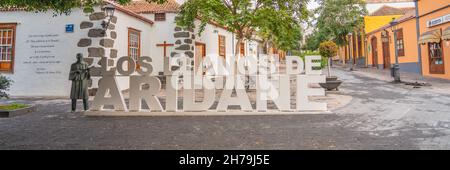 Cendre sur la route de l'éruption volcanique de Cumbre Vieja à Los Llanos de Aridane avec le signe de la ville Banque D'Images