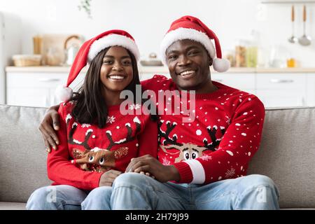 Portrait de l'homme et de la femme afro-américains en chapeaux de Santa Banque D'Images