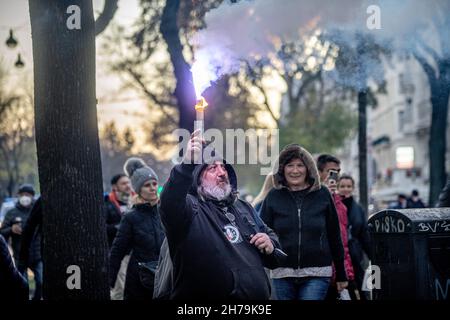 Le 20 novembre 2021, dix milliers de personnes ont protesté à Vienne, en Autriche, contre les nouvelles mesures de lutte contre le cavid en Autriche, comme un programme de verrouillage pour tous et une vaccination obligatoire pour tous.(Photo par Alexander Pohl/Sipa USA) crédit: SIPA USA/Alay Live News Banque D'Images