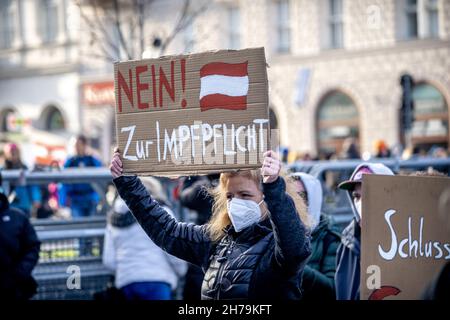 Le 20 novembre 2021, dix milliers de personnes ont protesté à Vienne, en Autriche, contre les nouvelles mesures de lutte contre le cavid en Autriche, comme un programme de verrouillage pour tous et une vaccination obligatoire pour tous.(Photo par Alexander Pohl/Sipa USA) crédit: SIPA USA/Alay Live News Banque D'Images