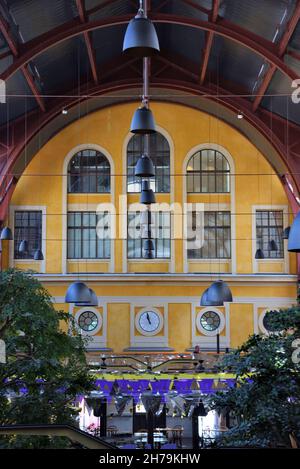 Intérieur restauré du train Shed par Gustave Eiffel converti en aire de restauration et centre commercial à la Gare du Sud, bâtiment 1892, Nice France Banque D'Images