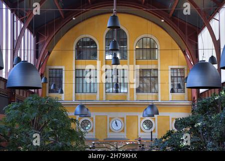 Intérieur restauré du train Shed par Gustave Eiffel converti en aire de restauration et centre commercial à la Gare du Sud, bâtiment 1892, Nice France Banque D'Images