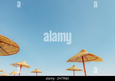 Parasol en paille ou cabane en chaume avec belle vue sur le ciel sur la plage tropicale Banque D'Images