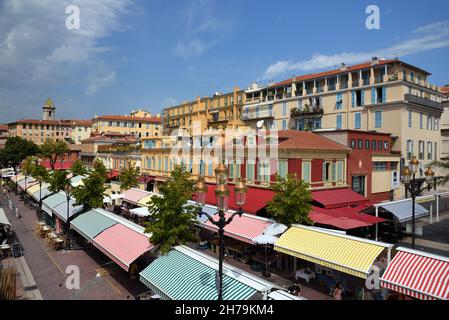 Vue sur les étals colorés du marché en plein air, du marché de rue ou de la Journée de la Markey sur le cours Saleya Nice Alpes-Maritimes France Banque D'Images