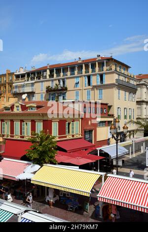 Vue sur les étals colorés du marché en plein air, du marché de rue ou de la Journée de la Markey sur le cours Saleya Nice Alpes-Maritimes France Banque D'Images