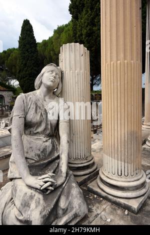 Statue de Mourner ou Mourning Womman penchée contre les colonnes classiques de tombeau dans le cimetière juif, ou Cimitière Israël, Nice Alpes-Maritimes France Banque D'Images