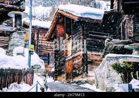 Neige dans la station de ski suisse traditionnelle de Zermatt sous le Cervin Banque D'Images