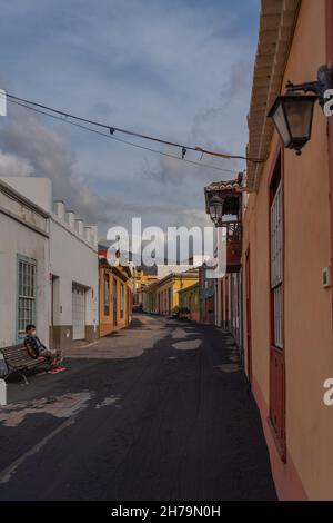 LOS LLANOS DE ARIDANE, ESPAGNE - NOVEMBER10.2021: Cendres sur la route de l'éruption volcanique Cumbre Vieja à Los Llanos de Aridane dans l'île de la Palma, C Banque D'Images