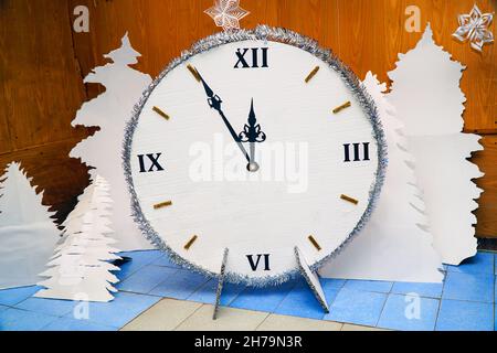Horloge de Noël faite maison en papier ou en carton.Il est de cinq minutes à douze sur la montre Banque D'Images