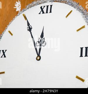 Horloge de Noël faite maison en papier ou en carton.Il est de cinq minutes à douze sur la montre Banque D'Images