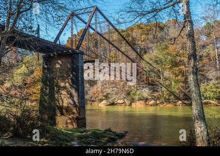 Plus en service l'ancien chemin de fer de pont de Rusty s'installe avec les voies longtemps attachées à un pilier de ciment s'étendant à travers le Chattahooche Banque D'Images