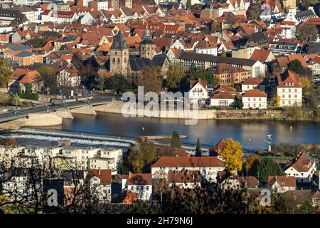 Blick vom Berg Klüt auf das Münster St. Bonifatius und die Weser in Hameln, Niedersachsen, Deutschland, Europa | vue de Klüt Hill à St. Bonif Banque D'Images