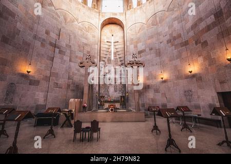 17 mai 2021, Vagharshagat, Arménie: L'intérieur de l'Église des Saints Archanges en forme de cylindre est situé dans la composition chrétienne catholique Banque D'Images