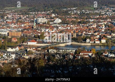 Blick vom Berg Klüt auf Hameln und die Weser, Niedersachsen, Deutschland, Europa | vue de la colline de Klüt à Hamelin au bord du Weser, Basse-Saxe Banque D'Images