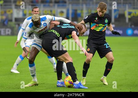 Milan, Italie.21 novembre 2021.Victor Osimhen de la SSC Napoli, Milan Skriniar du FC Internazionale et Nicolo Barella du FC Internazionale lors de la série Un match de football entre le FC Internazionale et la SSC Napoli au stade San Siro de Milan (Italie), le 21 novembre 2021.Photo Andrea Staccioli/Insidefoto crédit: Insidefoto srl/Alamy Live News Banque D'Images