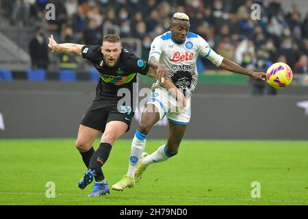 Milan, Italie.21 novembre 2021.Victor Osimhen de la SSC Napoli et Milan Skriniar du FC Internazionale lors de la série Un match de football entre le FC Internazionale et la SSC Napoli au stade San Siro de Milan (Italie), le 21 novembre 2021.Photo Andrea Staccioli/Insidefoto crédit: Insidefoto srl/Alamy Live News Banque D'Images