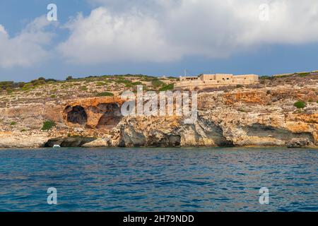 Paysage côtier avec la batterie de Saint Marys, également connue sous le nom de batterie Comino.C'est une batterie d'artillerie sur l'île de Comino à Malte.Il a été construit par Banque D'Images