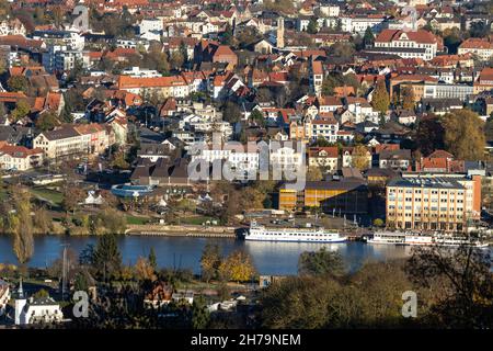 Blick vom Berg Klüt auf Hameln und Ausflugsschiffe auf der Weser, Niedersachsen, Deutschland, Europa | vue de Klüt Hill à Hamelin avec une excursion Banque D'Images