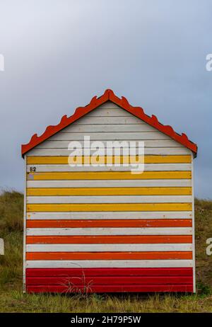 chalet ou cabane de plage aux couleurs vives sur la plage, au bord du rivage de heacham, au nord de norfolk au royaume-uni. Banque D'Images