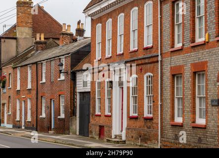 rangée de maisons de ville en briques rouges géorgiennes et victoriennes à newport sur l'île de wight au royaume-uni, maisons et bâtiments historiques traditionnels, briques rouges et pierre Banque D'Images
