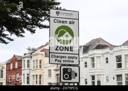 Panneau de la zone de nettoyage de l'air de Portsmouth.Le Conseil municipal de Portsmouth a introduit la zone d'air pur le 29 novembre 2021. Banque D'Images