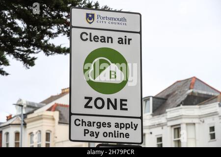 Panneau de la zone de nettoyage de l'air de Portsmouth.Le Conseil municipal de Portsmouth a introduit la zone d'air pur le 29 novembre 2021. Banque D'Images