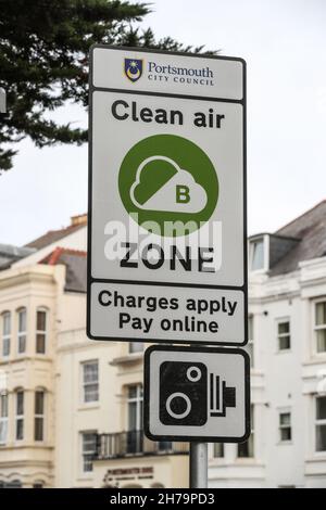 Panneau de la zone de nettoyage de l'air de Portsmouth.Le Conseil municipal de Portsmouth a introduit la zone d'air pur le 29 novembre 2021. Banque D'Images